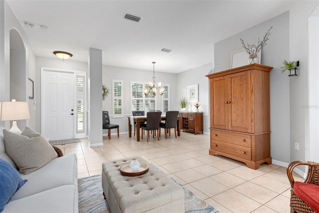 Под контрактом: $639,900 (4 спален, 3 ванн, 2401 Квадратных фут)