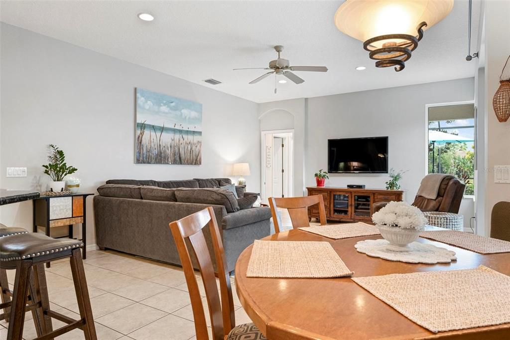 Под контрактом: $639,900 (4 спален, 3 ванн, 2401 Квадратных фут)