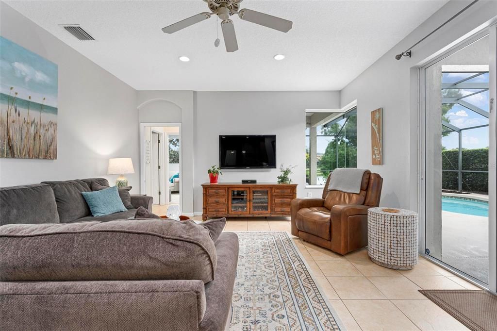 Под контрактом: $639,900 (4 спален, 3 ванн, 2401 Квадратных фут)