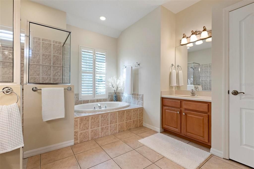 Под контрактом: $639,900 (4 спален, 3 ванн, 2401 Квадратных фут)