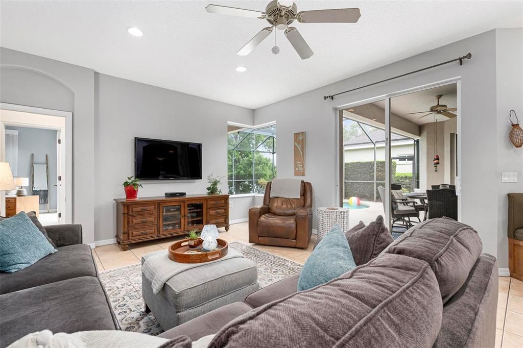 Под контрактом: $639,900 (4 спален, 3 ванн, 2401 Квадратных фут)