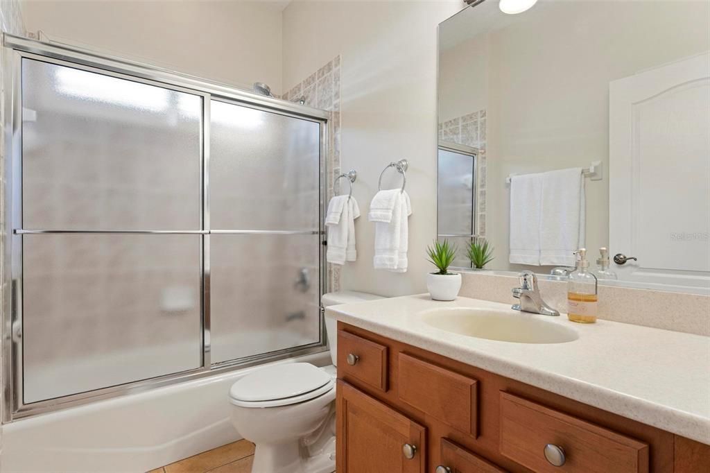 Под контрактом: $639,900 (4 спален, 3 ванн, 2401 Квадратных фут)