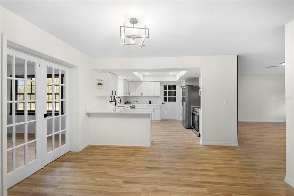 合同活跃: $479,000 (3 贝兹, 3 浴室, 1893 平方英尺)