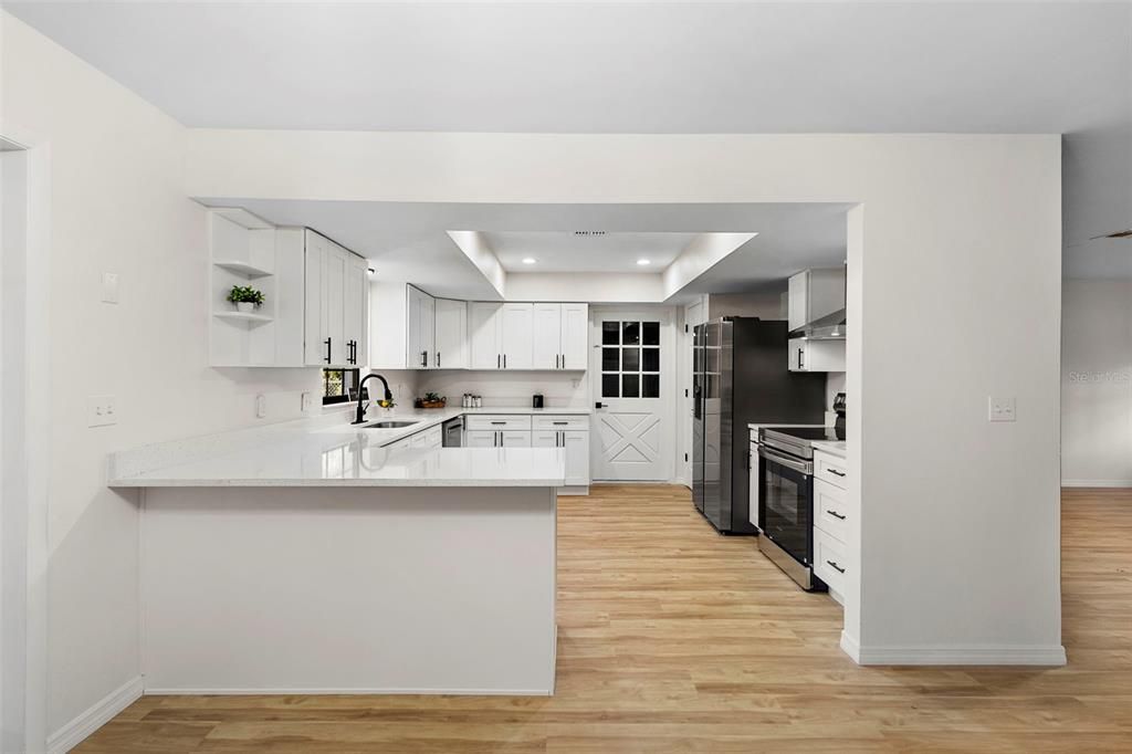 合同活跃: $479,000 (3 贝兹, 3 浴室, 1893 平方英尺)