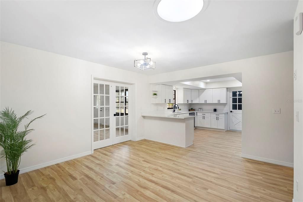 合同活跃: $479,000 (3 贝兹, 3 浴室, 1893 平方英尺)