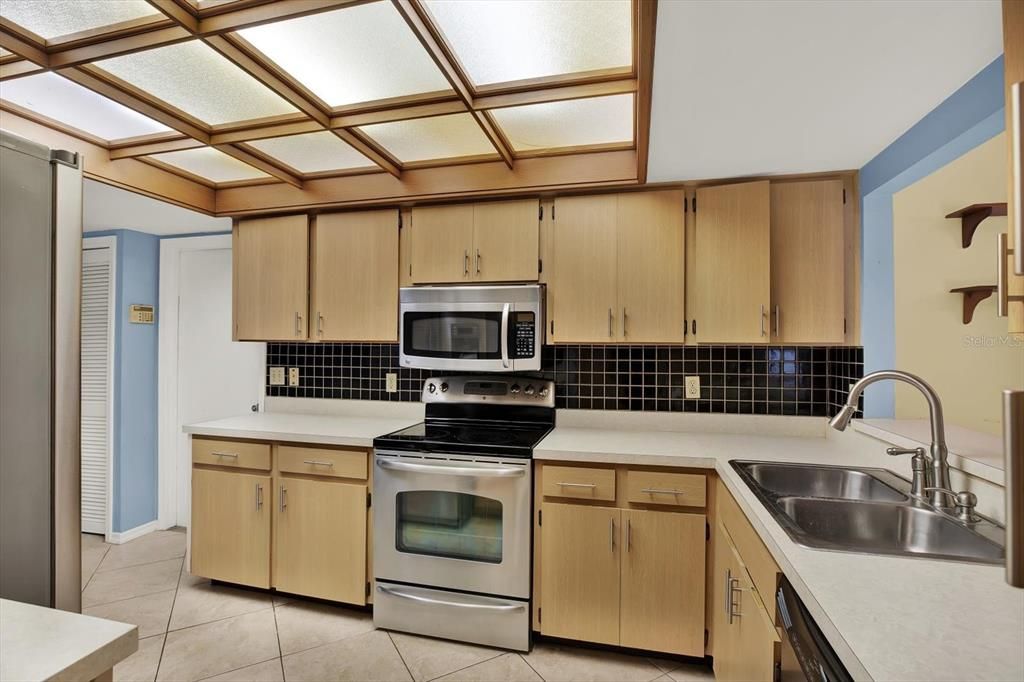 Под контрактом: $350,000 (3 спален, 2 ванн, 1487 Квадратных фут)