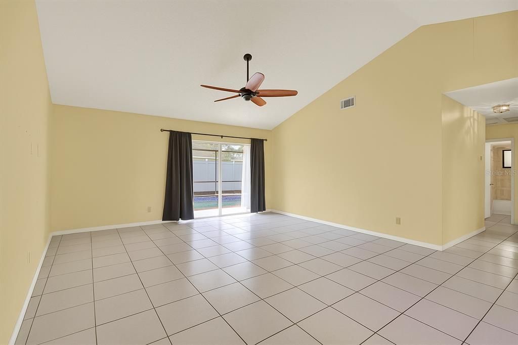 Под контрактом: $350,000 (3 спален, 2 ванн, 1487 Квадратных фут)