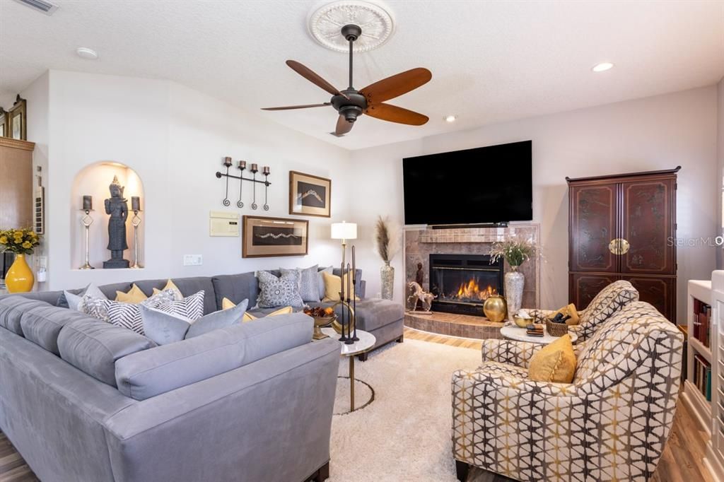 Под контрактом: $574,500 (3 спален, 3 ванн, 3380 Квадратных фут)