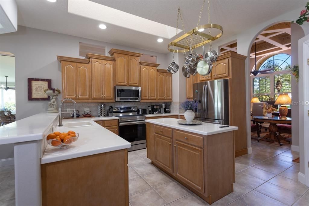 Под контрактом: $574,500 (3 спален, 3 ванн, 3380 Квадратных фут)