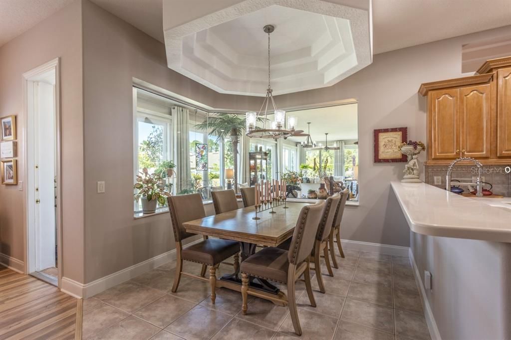 Под контрактом: $574,500 (3 спален, 3 ванн, 3380 Квадратных фут)