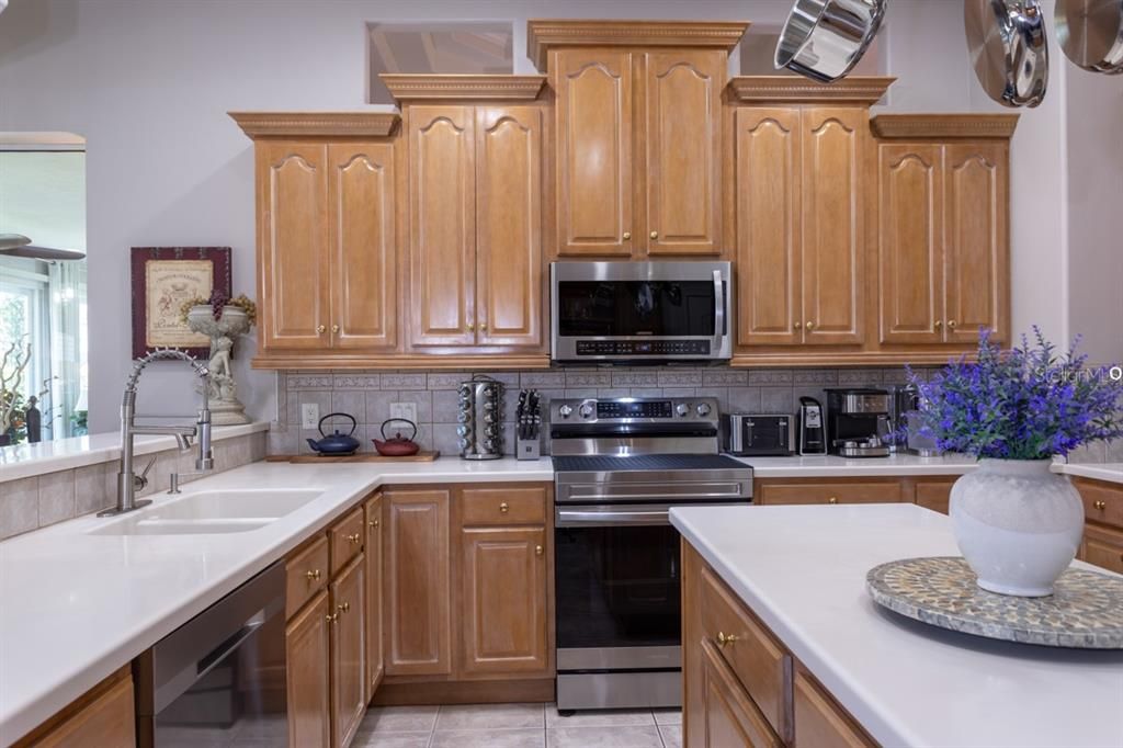 Под контрактом: $574,500 (3 спален, 3 ванн, 3380 Квадратных фут)