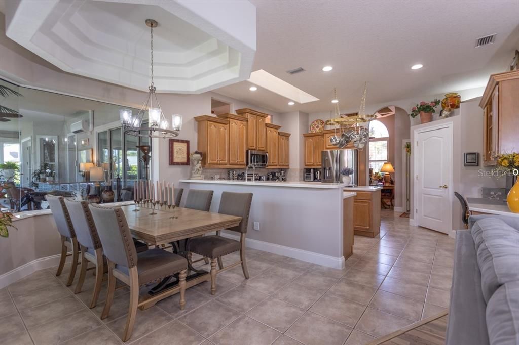 Под контрактом: $574,500 (3 спален, 3 ванн, 3380 Квадратных фут)