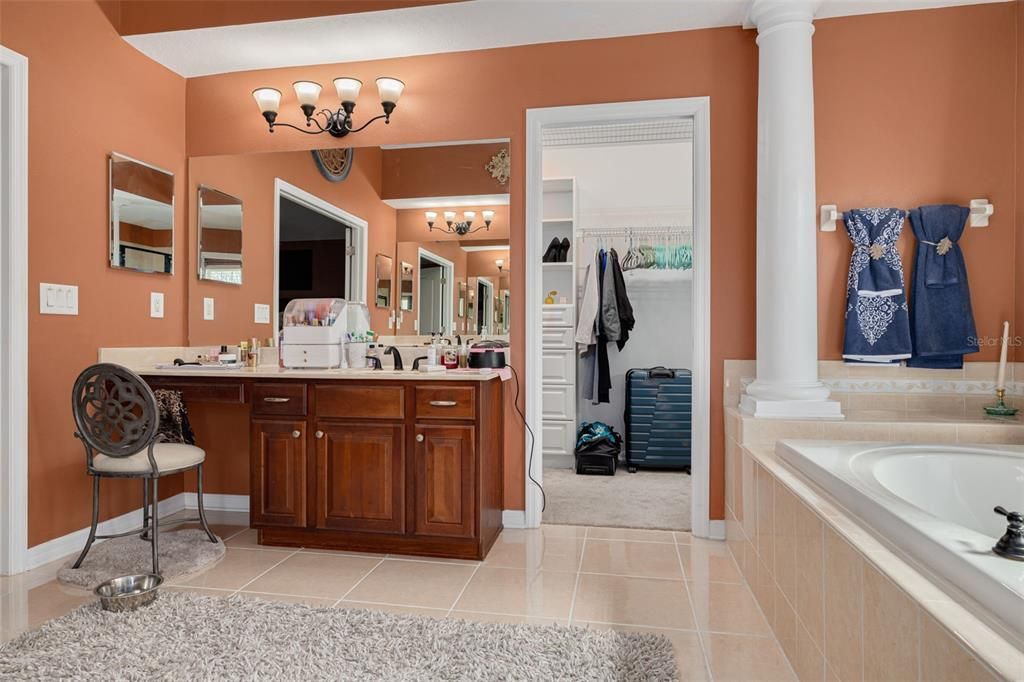 合同活跃: $584,900 (5 贝兹, 4 浴室, 3505 平方英尺)