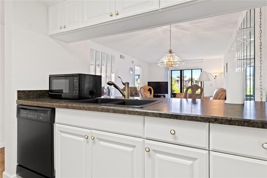 На продажу: $140,000 (2 спален, 2 ванн, 957 Квадратных фут)