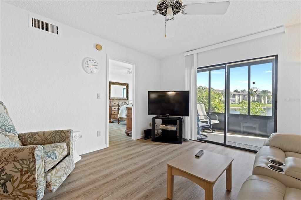 На продажу: $140,000 (2 спален, 2 ванн, 957 Квадратных фут)