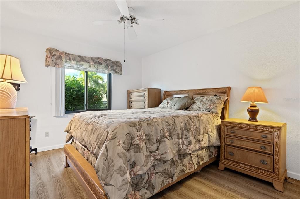 На продажу: $140,000 (2 спален, 2 ванн, 957 Квадратных фут)