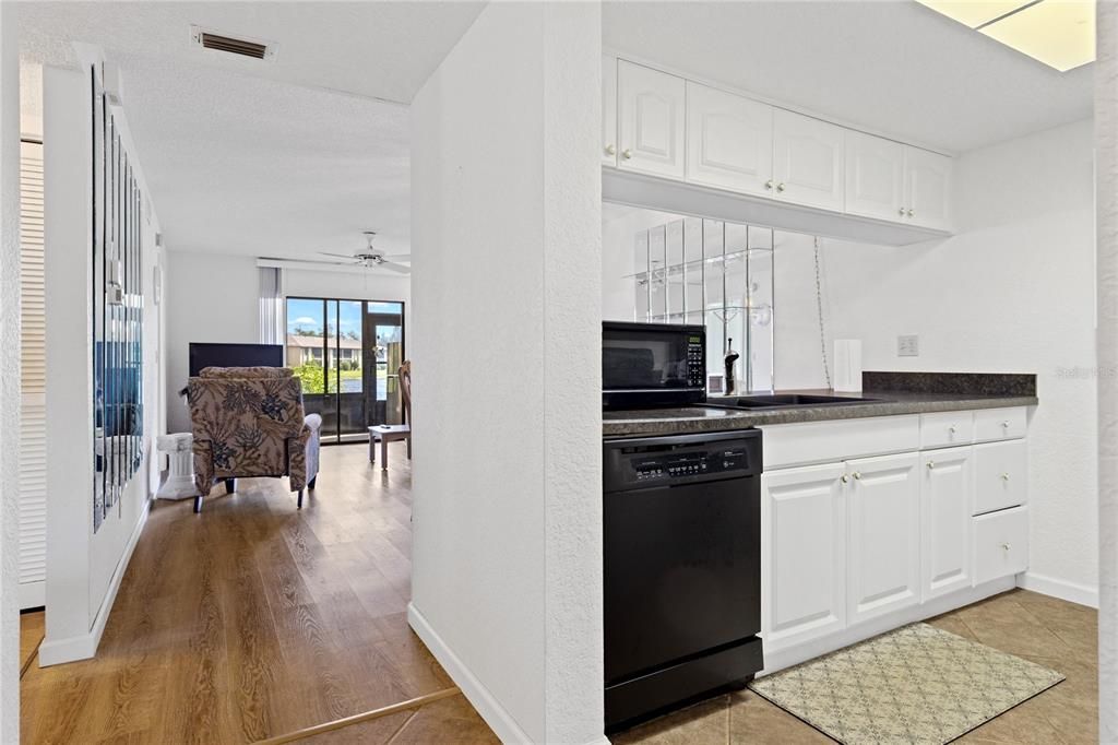 На продажу: $140,000 (2 спален, 2 ванн, 957 Квадратных фут)