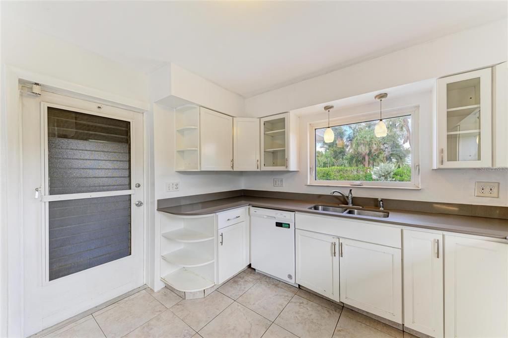 Active With Contract: $654,000 (2 beds, 1 baths, 1254 Square Feet)