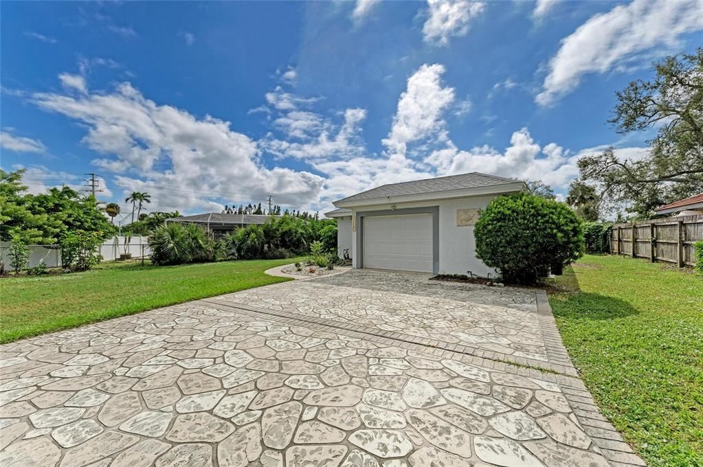 Active With Contract: $654,000 (2 beds, 1 baths, 1254 Square Feet)