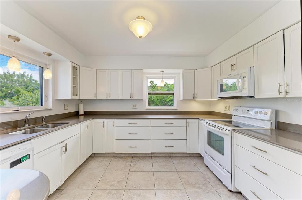 Active With Contract: $654,000 (2 beds, 1 baths, 1254 Square Feet)