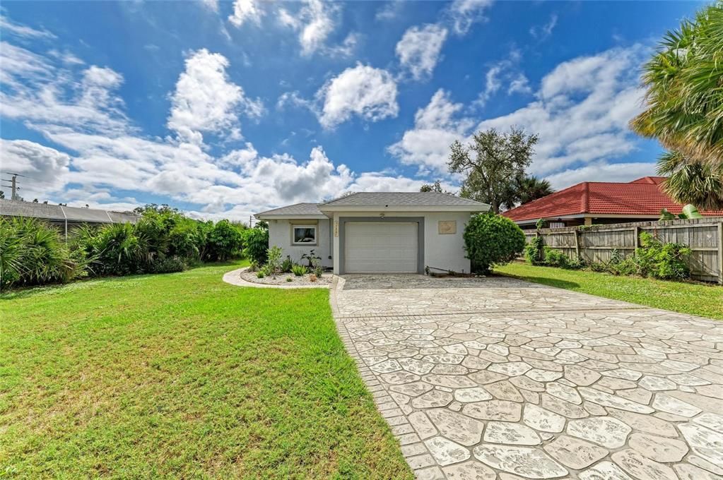 Active With Contract: $654,000 (2 beds, 1 baths, 1254 Square Feet)