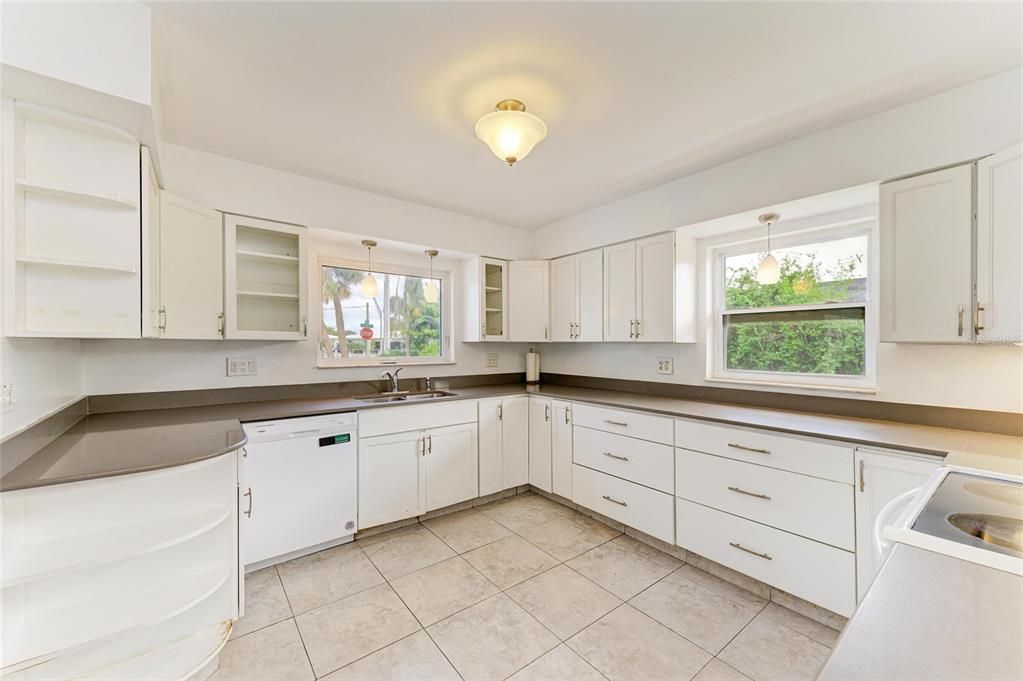 Active With Contract: $654,000 (2 beds, 1 baths, 1254 Square Feet)