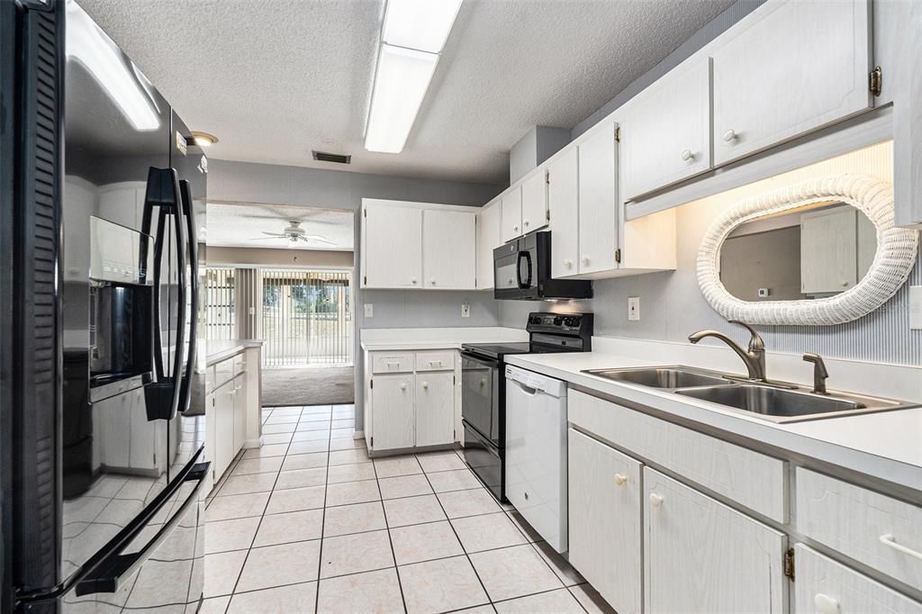 На продажу: $184,990 (2 спален, 2 ванн, 1516 Квадратных фут)