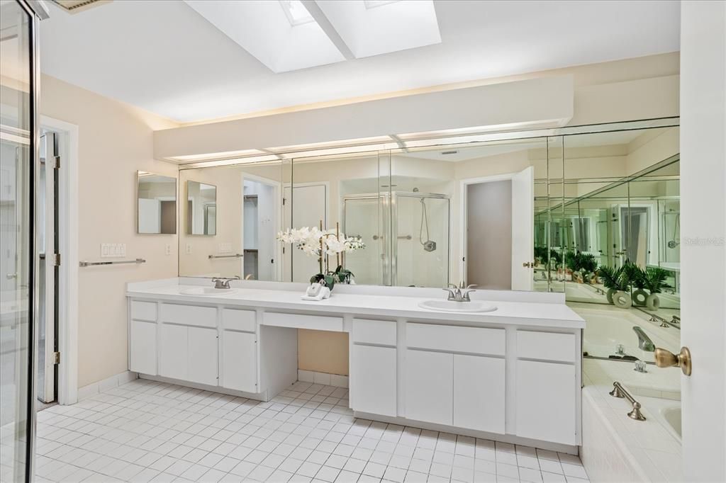 Activo con contrato: $449,000 (4 camas, 3 baños, 2436 Pies cuadrados)