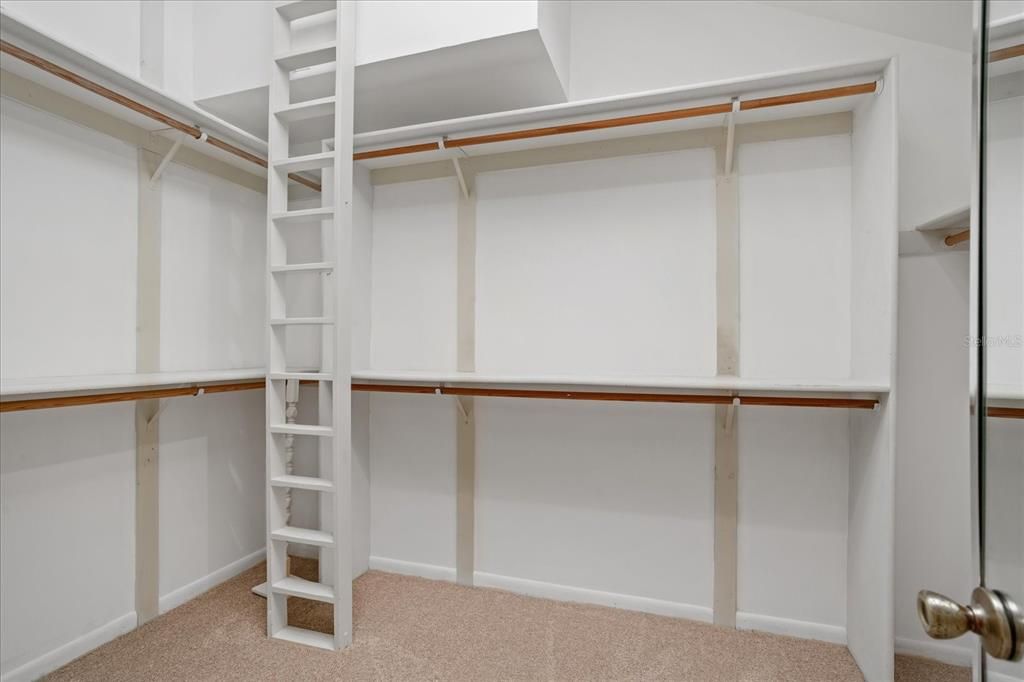 Activo con contrato: $449,000 (4 camas, 3 baños, 2436 Pies cuadrados)