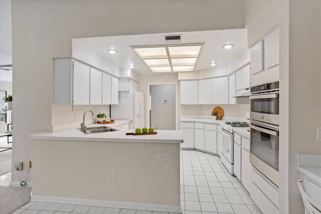 Activo con contrato: $449,000 (4 camas, 3 baños, 2436 Pies cuadrados)