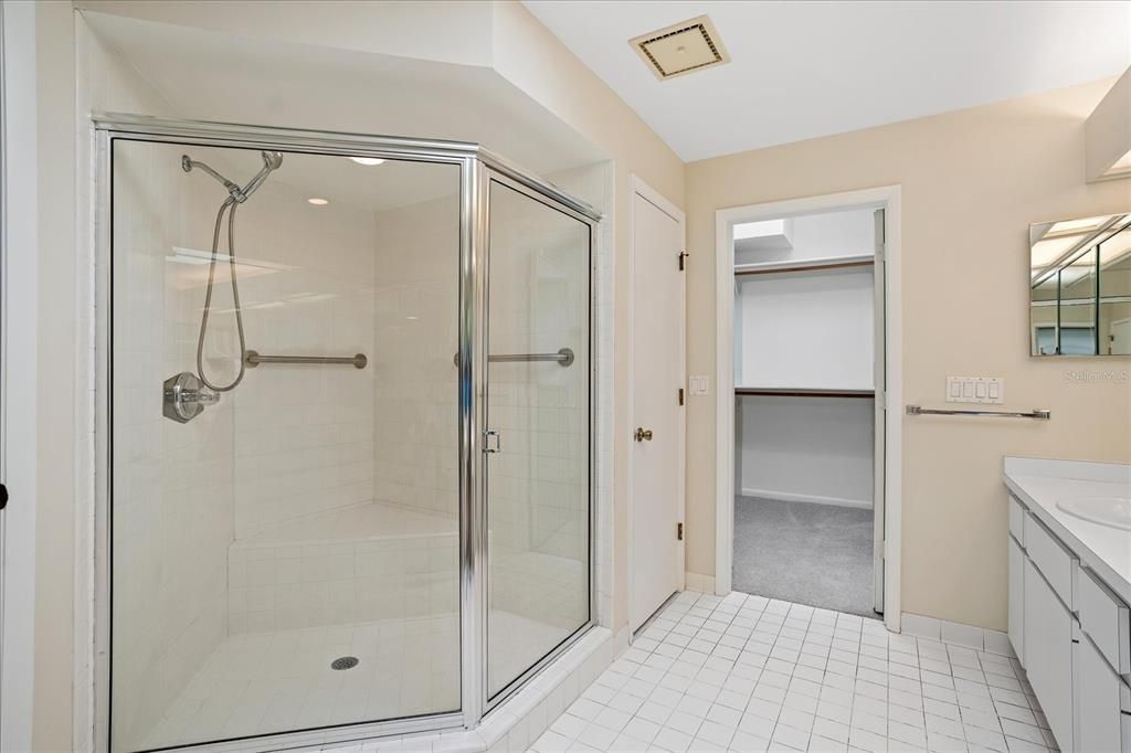 Activo con contrato: $449,000 (4 camas, 3 baños, 2436 Pies cuadrados)