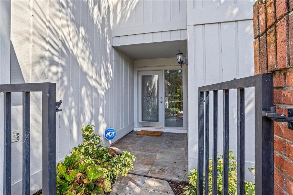 Activo con contrato: $449,000 (4 camas, 3 baños, 2436 Pies cuadrados)