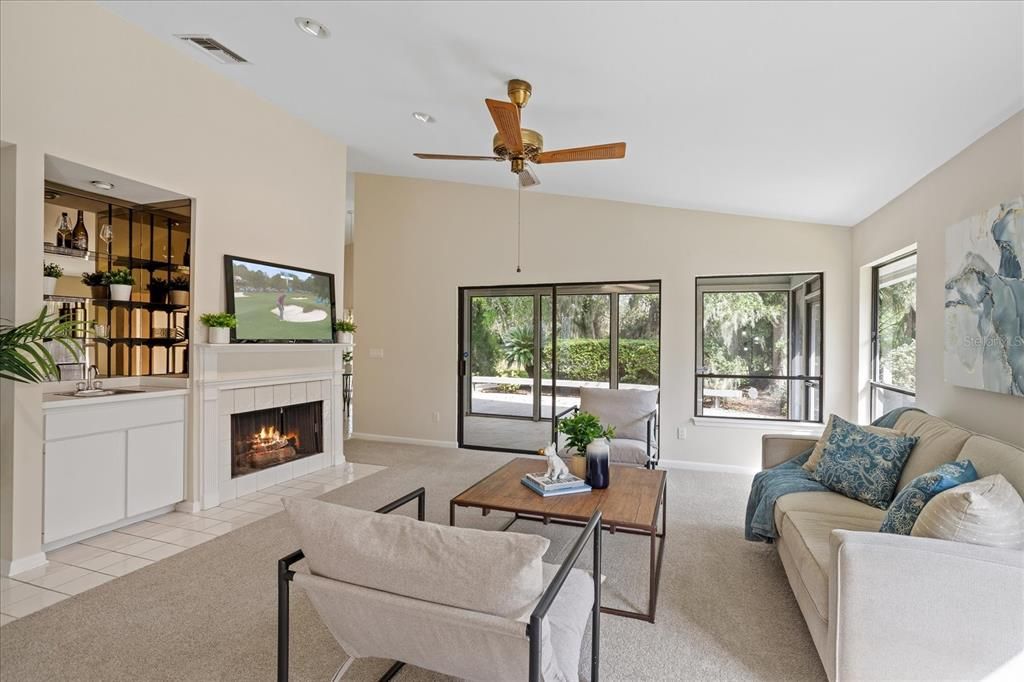 Activo con contrato: $449,000 (4 camas, 3 baños, 2436 Pies cuadrados)