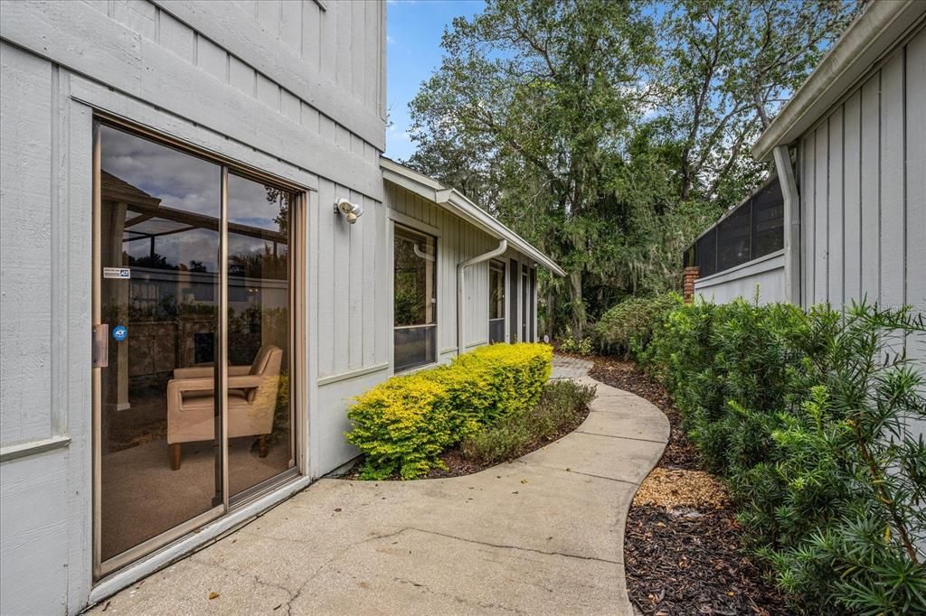 Activo con contrato: $449,000 (4 camas, 3 baños, 2436 Pies cuadrados)