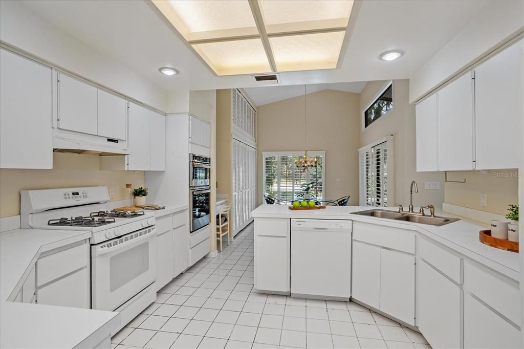 Activo con contrato: $449,000 (4 camas, 3 baños, 2436 Pies cuadrados)