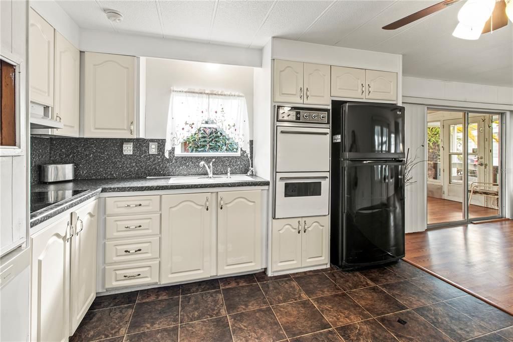 Active With Contract: $110,000 (2 beds, 1 baths, 672 Square Feet)