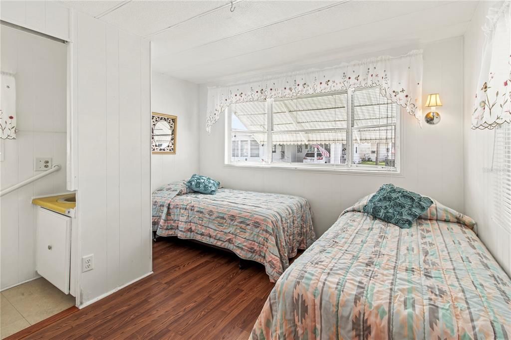 Active With Contract: $110,000 (2 beds, 1 baths, 672 Square Feet)