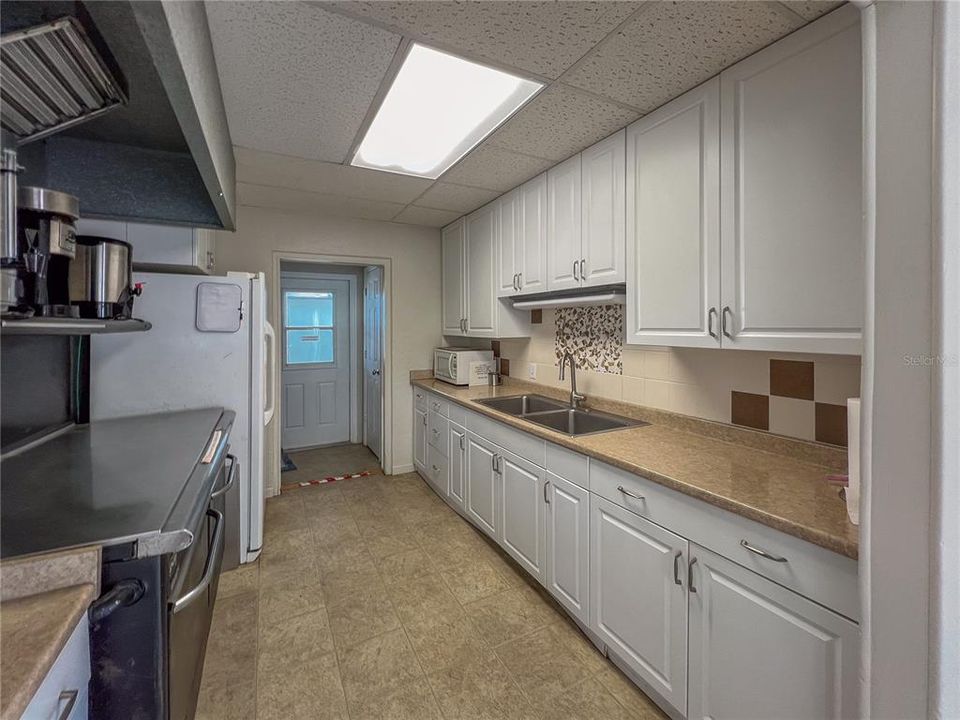 Active With Contract: $110,000 (2 beds, 1 baths, 672 Square Feet)