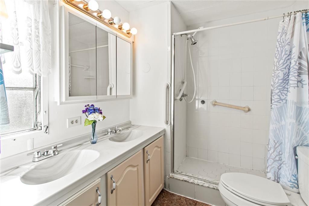 Active With Contract: $110,000 (2 beds, 1 baths, 672 Square Feet)