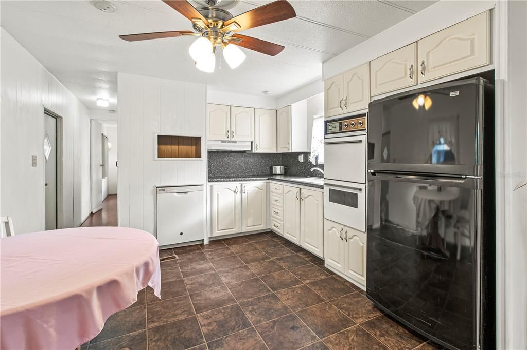 Active With Contract: $110,000 (2 beds, 1 baths, 672 Square Feet)