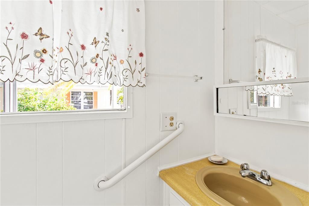 Active With Contract: $110,000 (2 beds, 1 baths, 672 Square Feet)