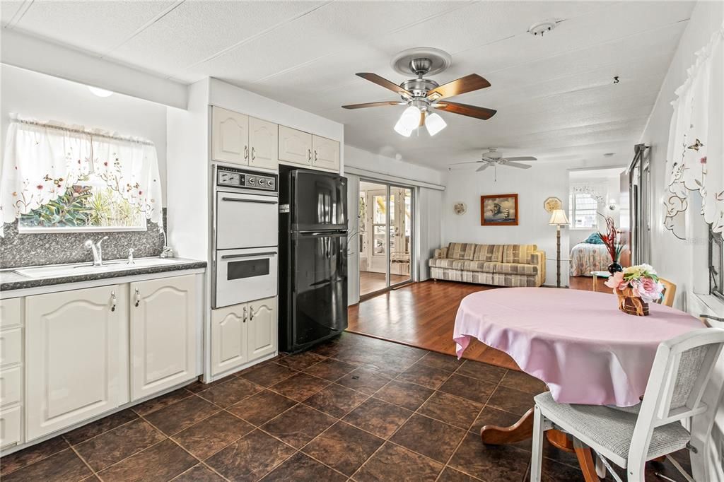 Active With Contract: $110,000 (2 beds, 1 baths, 672 Square Feet)