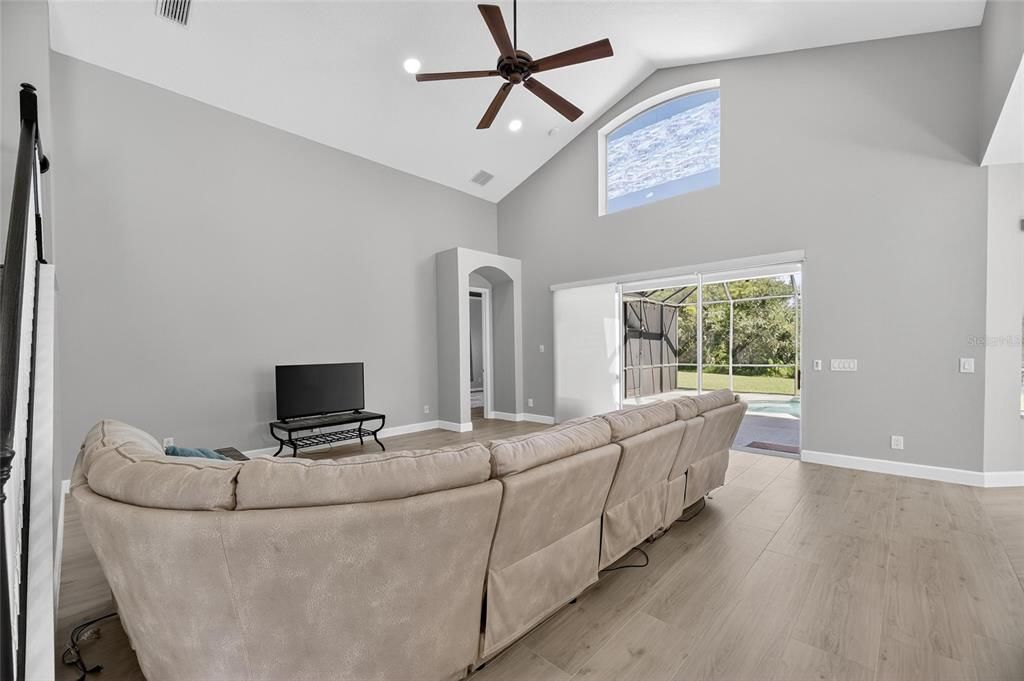 En Venta: $899,900 (4 camas, 3 baños, 3377 Pies cuadrados)