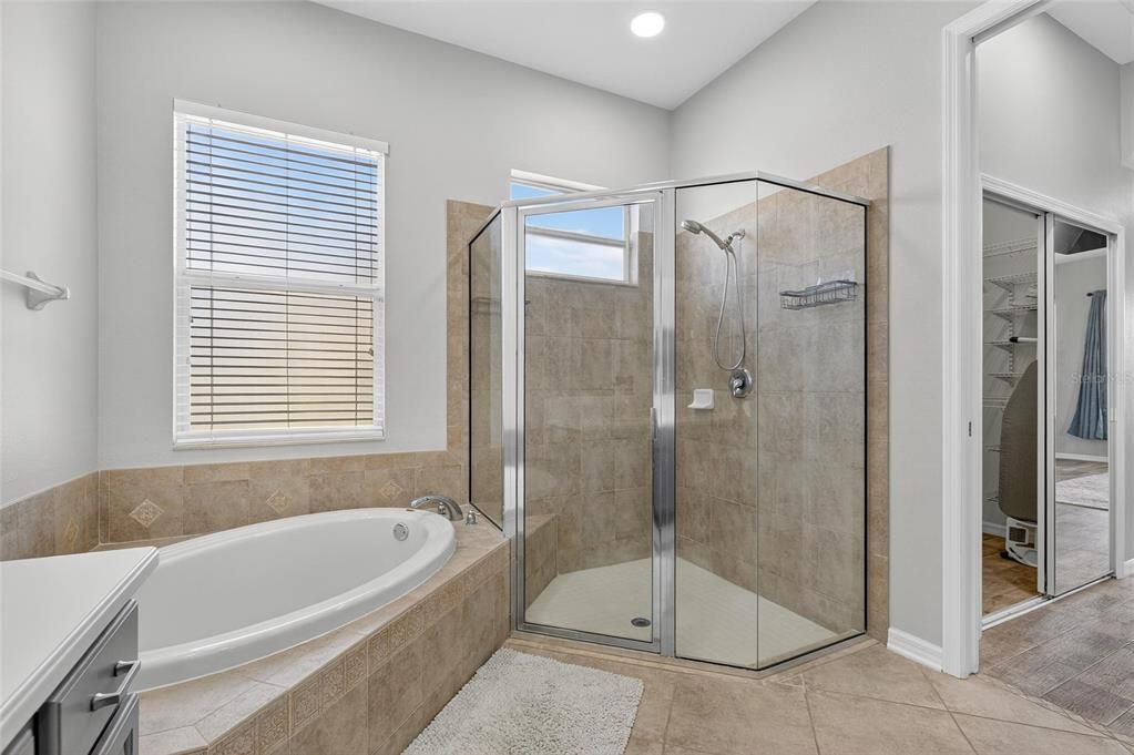 En Venta: $899,900 (4 camas, 3 baños, 3377 Pies cuadrados)