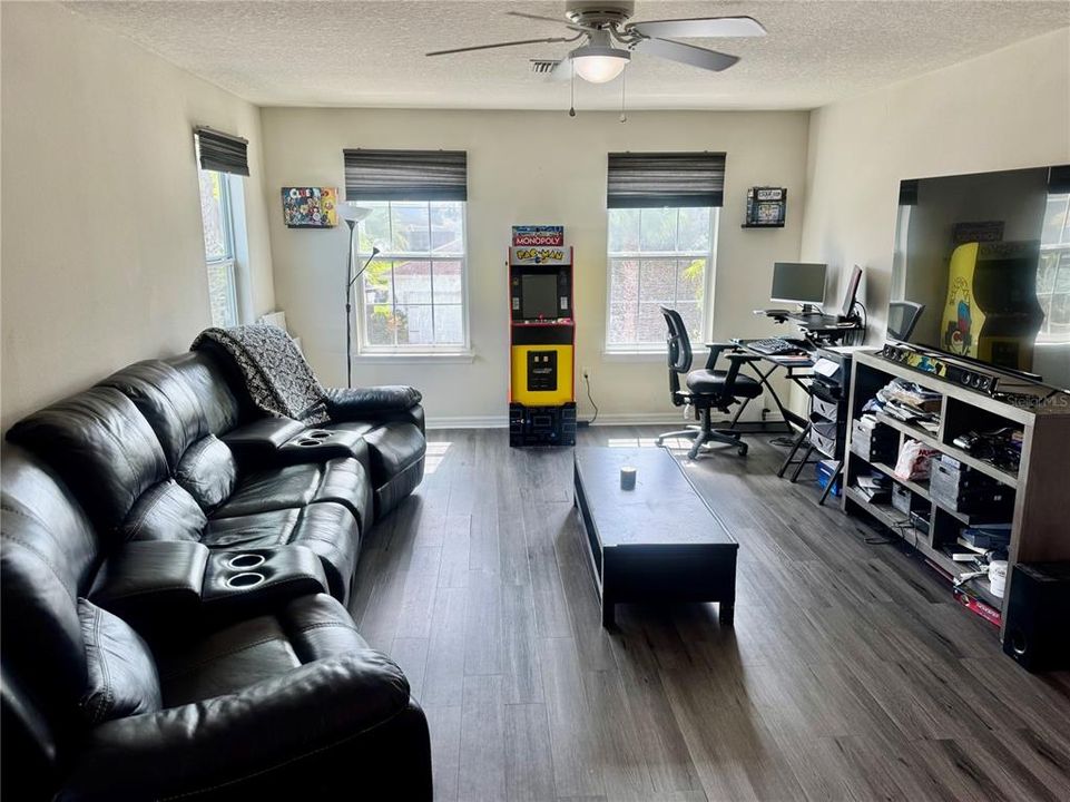 En Venta: $517,500 (5 camas, 2 baños, 3092 Pies cuadrados)