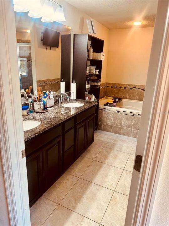 En Venta: $517,500 (5 camas, 2 baños, 3092 Pies cuadrados)