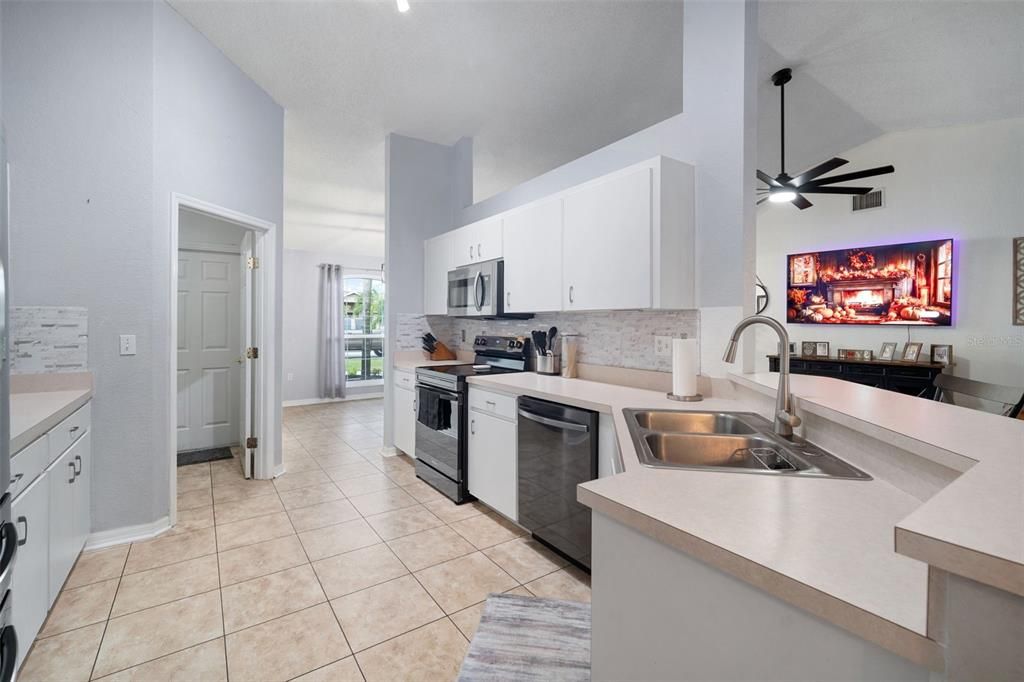 На продажу: $350,000 (3 спален, 2 ванн, 1838 Квадратных фут)