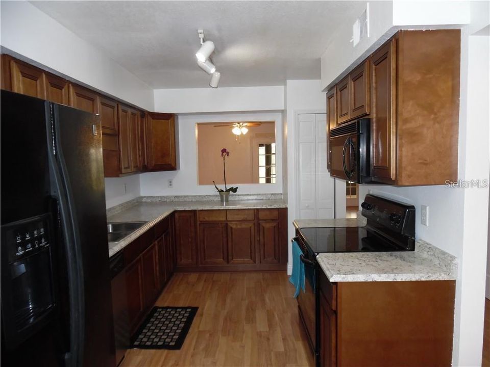 出租: $2,200 (3 贝兹, 2 浴室, 1567 平方英尺)