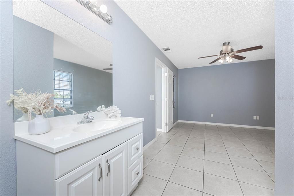 For Sale: $179,900 (2 beds, 2 baths, 814 Square Feet)