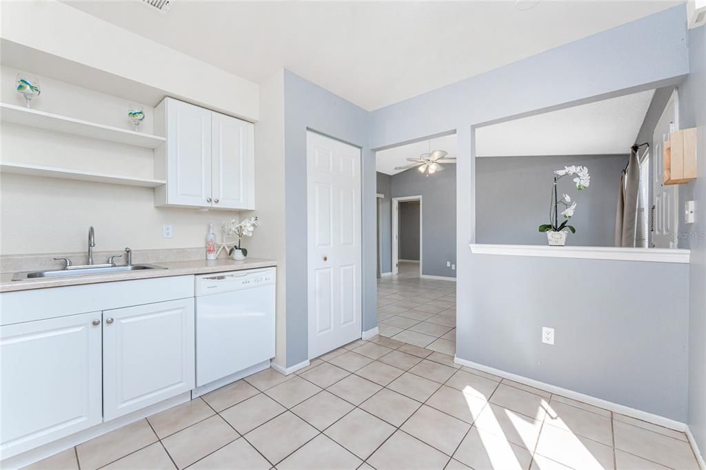 For Sale: $179,900 (2 beds, 2 baths, 814 Square Feet)